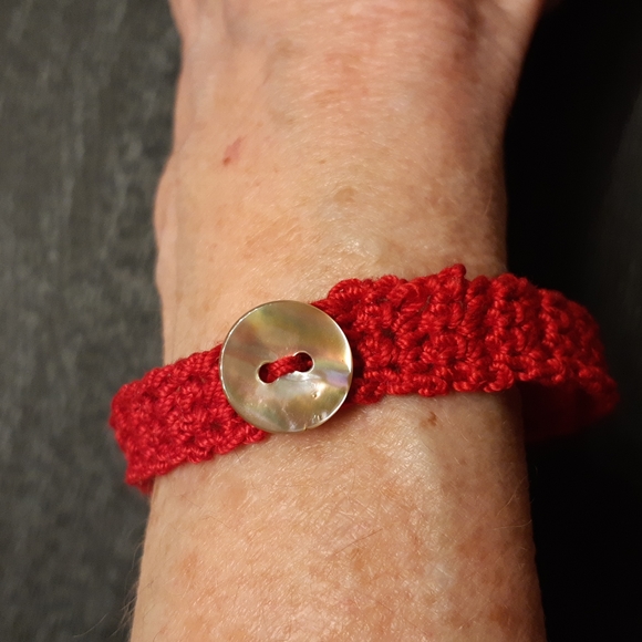 Red Crocheted Bransolete - Picture 2 of 3